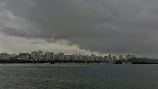 Aviso laranja do Inmet está vigente deste o início da madrugada de domingo (1°) e prevê ventos de até 100 km/h em todo o Estado