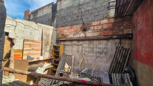 Estrutura de um quarto cedeu durante a noite no bairro Planalto; imóvel foi interditado e família encaminhada à Casa de Acolhida do município
