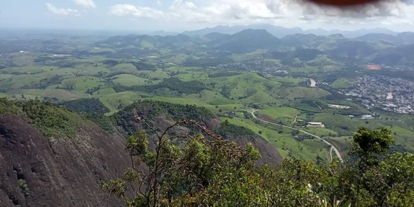 A luz, que vai ficar até o fim deste ano, gerou curiosidade em todos os moradores.