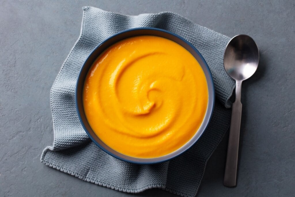 Creme de lentilha com batata-doce (Imagem: Anna_Pustynnikova | Shutterstock)