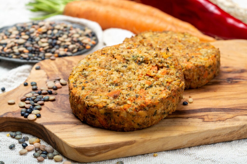 Hambúrguer de lentilha vermelha com quinoa (Imagem: bermalini | Shutterstock)