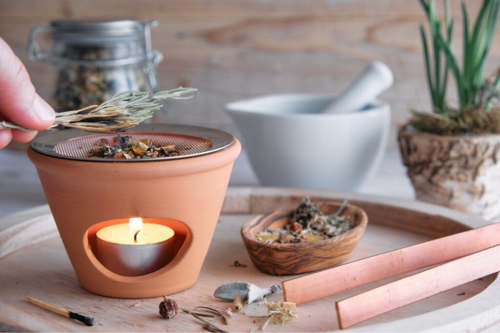 O incenso de alecrim afasta as más energias (Imagem: efoArt | Shutterstock) 