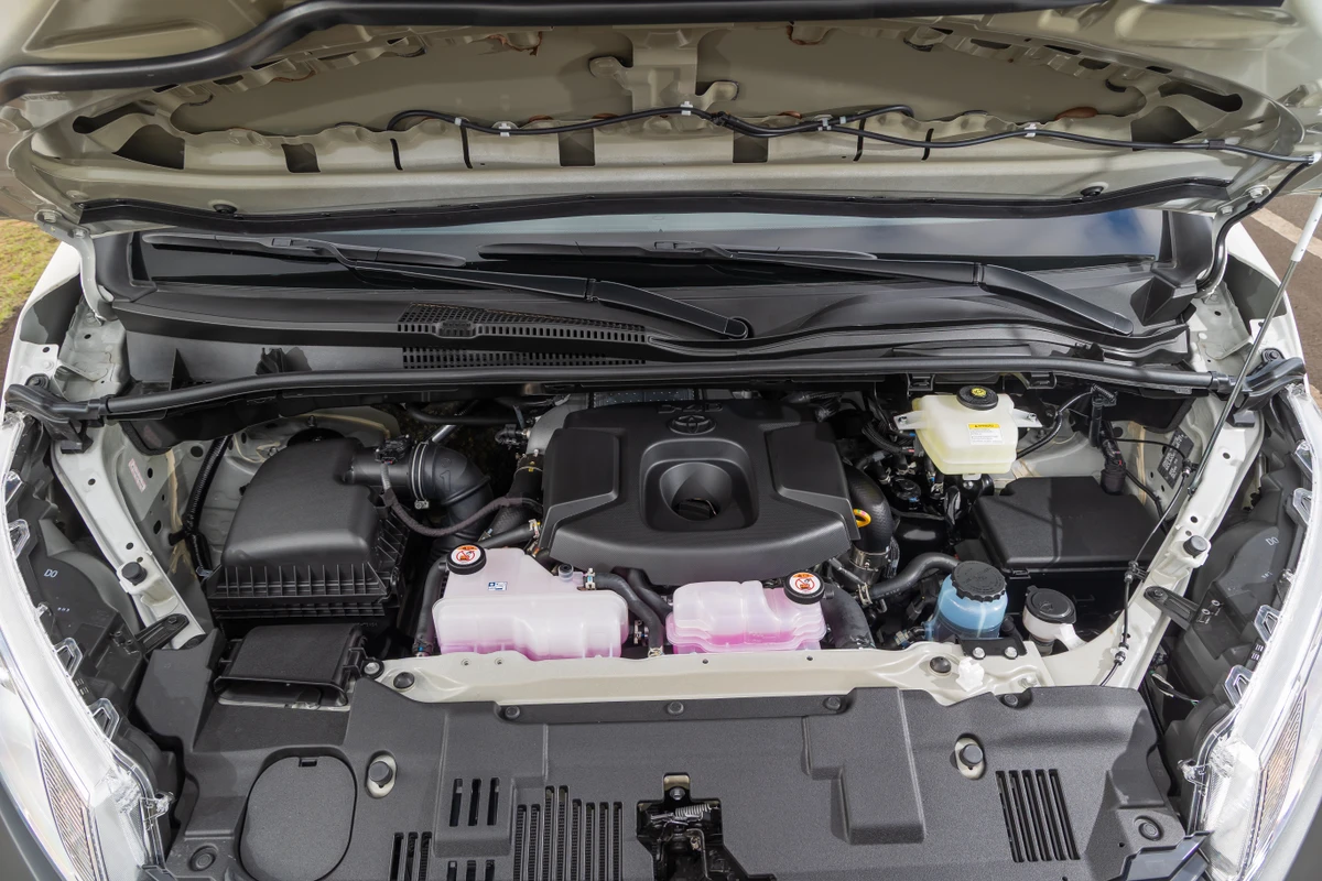 O motor da Hiace vem numa posição frontal, o que é mais seguro para o condutor, além de ser mais confortável.