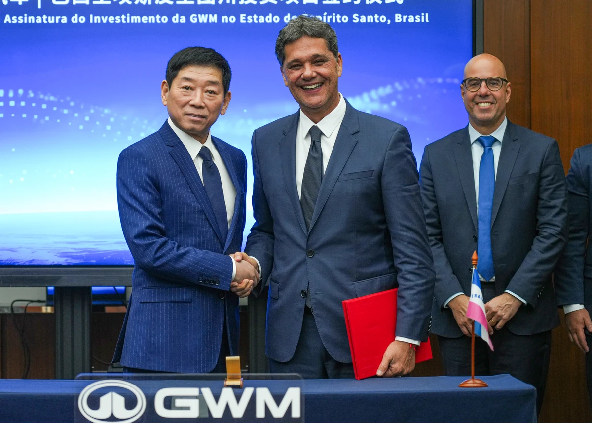 O fundador da GWM, Jack Wey, o vice-governador Ricardo Ferraço e ao fundo o secretário de Estado de Desenvolvimento, Rogério Salume