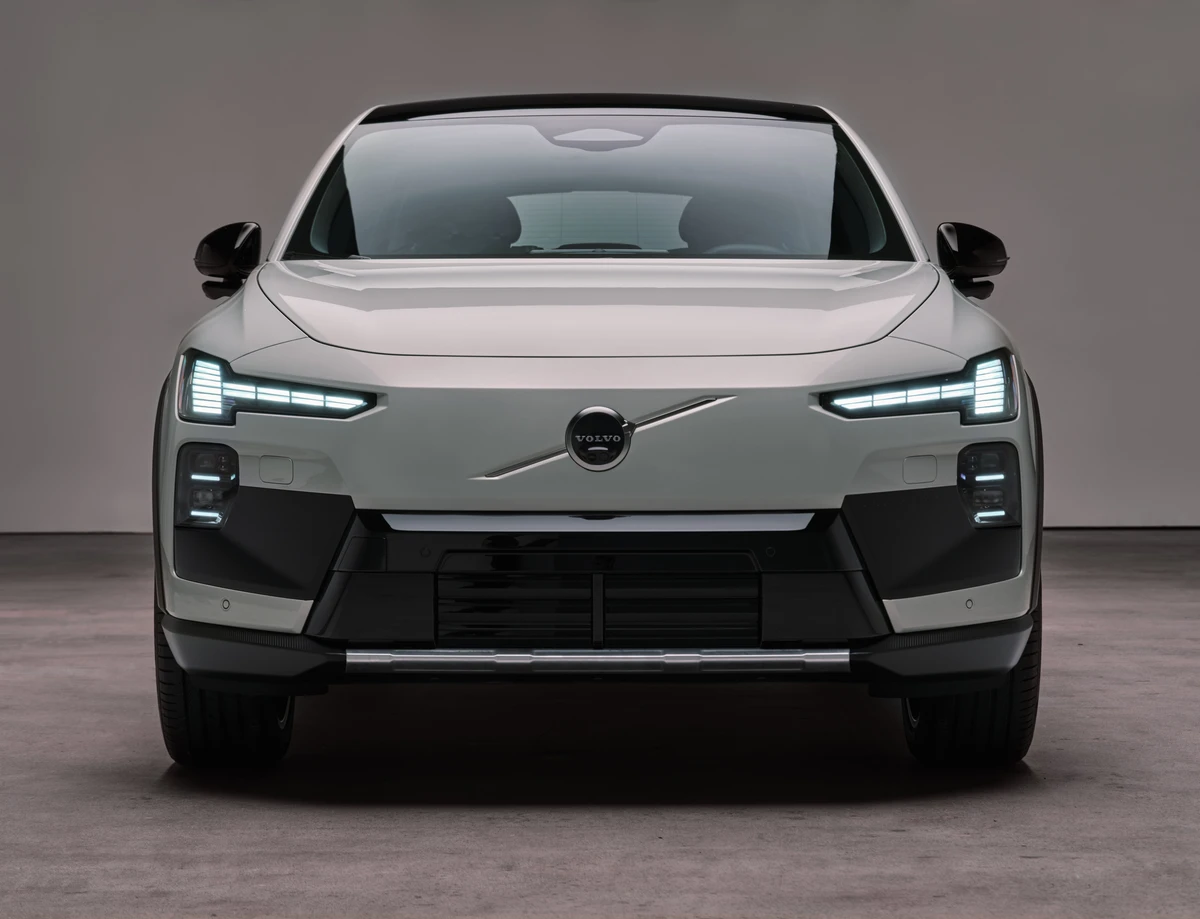 O visual do SUV é inspirado nos princípios de design escandinavo da marca, com um exterior sofisticado e materiais de alta qualidade no interior.