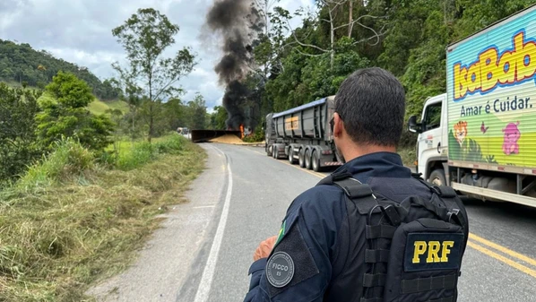 O fato ocorreu por volta das 12h20 e a liberação da via aconteceu às 14h35, quando o fluxo passou a operar em sistema de Pare e Siga, com liberação alternada das faixas
