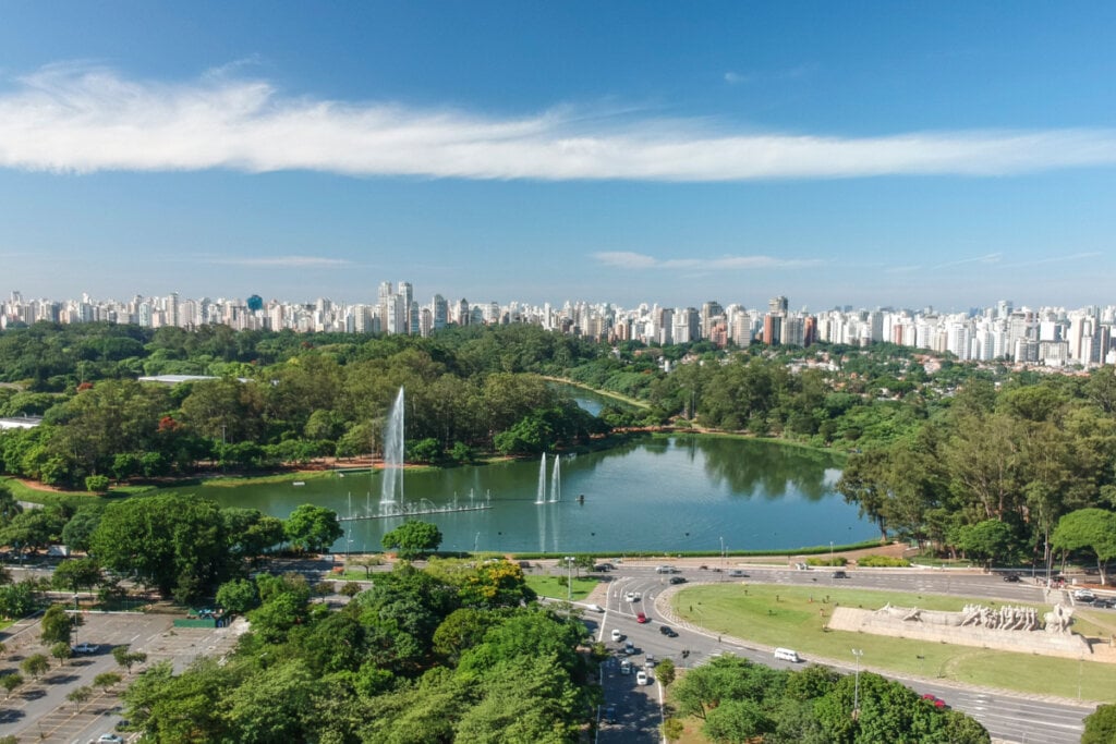 O Parque Ibirapuera oferece áreas verdes para relaxamento e prática de esportes (Imagem: windwalk | Shutterstock)
