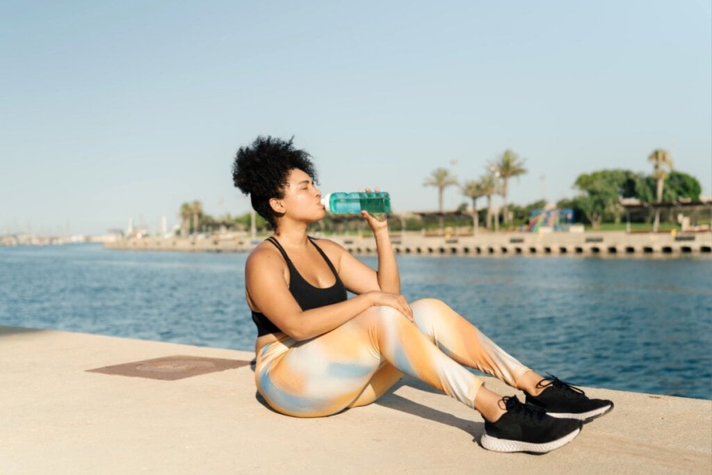 Para quem treina no calor, é importante manter a hidratação ao longo de toda a atividade (Imagem: Renata Photography | Shutterstock)