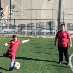 Um clube de futebol recebeu a ordem de remover o campo de jogo, que segundo Israel foi construído ilegalmente; caso contrário, será demolido