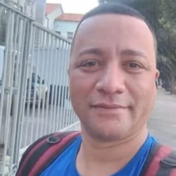 Conforme relato de testemunhas, a vítima estava com amigos, após chegar do serviço, quando o suspeito foi em sua direção e a golpeou com duas facadas