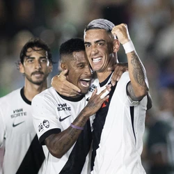 Lateral uruguaio marcou dois gols e Goméz completou o placar para o time cruz-maltino