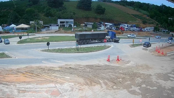 Colisão ocorreu no começo da tarde deste domingo (25); segundo a PRF, o condutor da caminhonete sofreu ferimentos graves