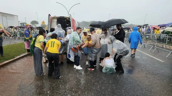 Segundo informações dos Bombeiros, das 47 pessoas levadas ao pronto-socorro, pelo menos 9 continuavam internadas no domingo (25) à noite.