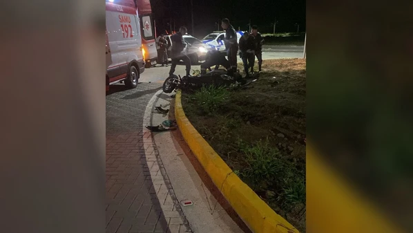 Testemunha contou que vítima seguia no sentido Aeroporto - São Francisco quando, ao contornar a rotatória, perdeu o controle do veículo e colidiu com o meio-fio