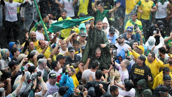 Manifestantes fizeram orações, cantaram o Hino Nacional e entoaram palavras de ordem durante o ato deste domingo (25)