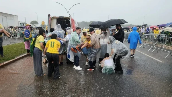 Manifestantes são atingidos por raio durante ato em Brasília (DF), após caminhada de Nikolas Ferreira