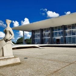 Ao menos treze advogados têm ou tiveram seus nomes vinculados a causas no Supremo, segundo levantamento da BBC News Brasil. Especialistas veem possível risco para a imagem do tribunal e, em tese, pode haver conflito de interesse.