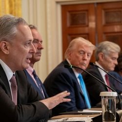 Novo imposto estadual ainda depende de consulta popular, mas já revela divisões no Partido Democrata em ano eleitoral.