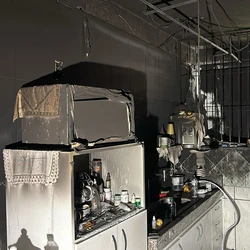 Chamas começaram na sala e se espalharam para a sala de jantar e a cozinha, no último domingo (25)