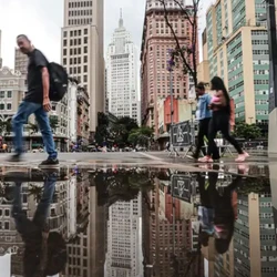 Romeu Maccione Neto, 75, saiu de casa para tentar salvar seu carro do alagamento; ao se aproximar do veículo, ele é derrubado pela força da água e arrastado pela enxurrada