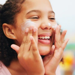 Diferente da pele adulta, a derme infantil é mais fina, tem menor quantidade de melanina e a barreira cutânea ainda está em desenvolvimento