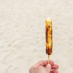 A higiene da procedência pode eventualmente ser duvidosa, mas o sabor (da fome e da memória) geralmente compensa