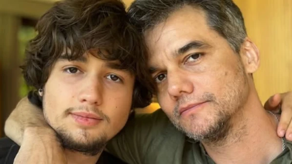 Internautas perceberam que o rapaz seguia o presidente americano e o indagou sobre isso