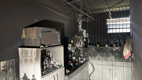 Chamas começaram na sala e se espalharam para a sala de jantar e a cozinha, no último domingo (25)