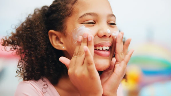Diferente da pele adulta, a derme infantil é mais fina, tem menor quantidade de melanina e a barreira cutânea ainda está em desenvolvimento
