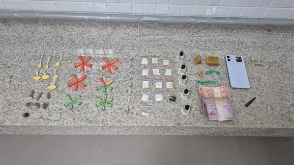 Suspeito tentou se esconder em uma casa após confronto; drogas, munições e dinheiro foram apreendidos