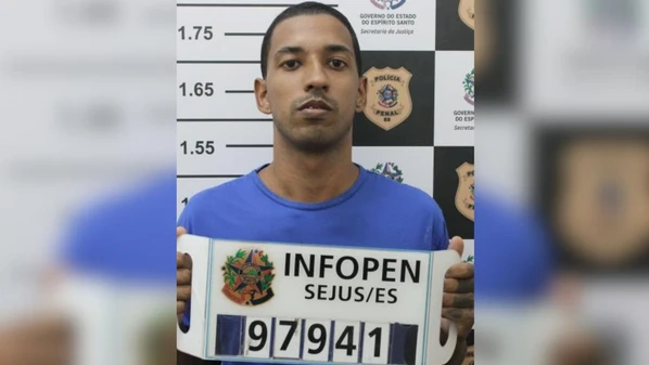 Na manhã desta segunda (26), Yarlen dos Santos Barbosa estava em um banco em frente ao cemitério onde Pedro Henrique Conceição da Rocha era sepultado, e acabou alvejado e morto com vários disparos