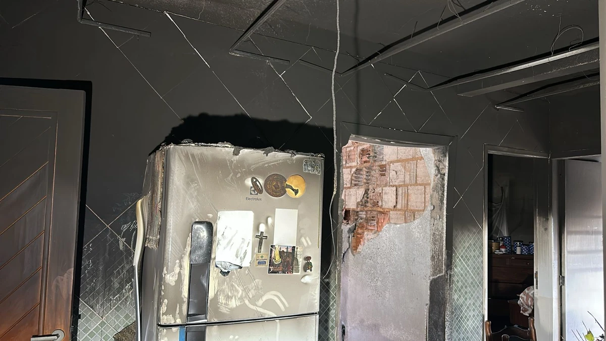 Casa pega fogo em Colatina e bombeiros suspeitam de curto-ciruito em uma televisão por Heriklis Douglas