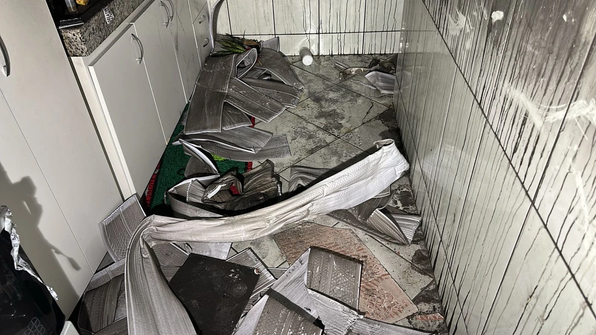 Casa pega fogo em Colatina e bombeiros suspeitam de curto-ciruito em uma televisão por Heriklis Douglas