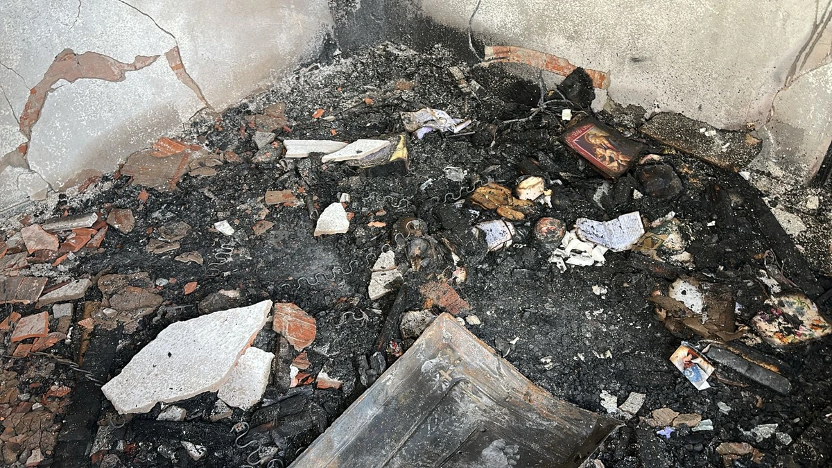 Casa pega fogo em Colatina e bombeiros suspeitam de curto-ciruito em uma televisão por Heriklis Douglas