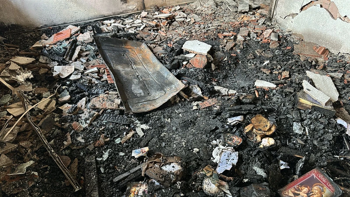 Casa pega fogo em Colatina e bombeiros suspeitam de curto-ciruito em uma televisão por Heriklis Douglas