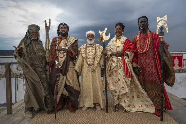 Da esq. p/ dir., os atores Vado, Lázaro Ramos, Hilton Cobra, Erika Januza e Welket Bungué caracterizados para gravação da novela 'A Nobreza do Amor' 