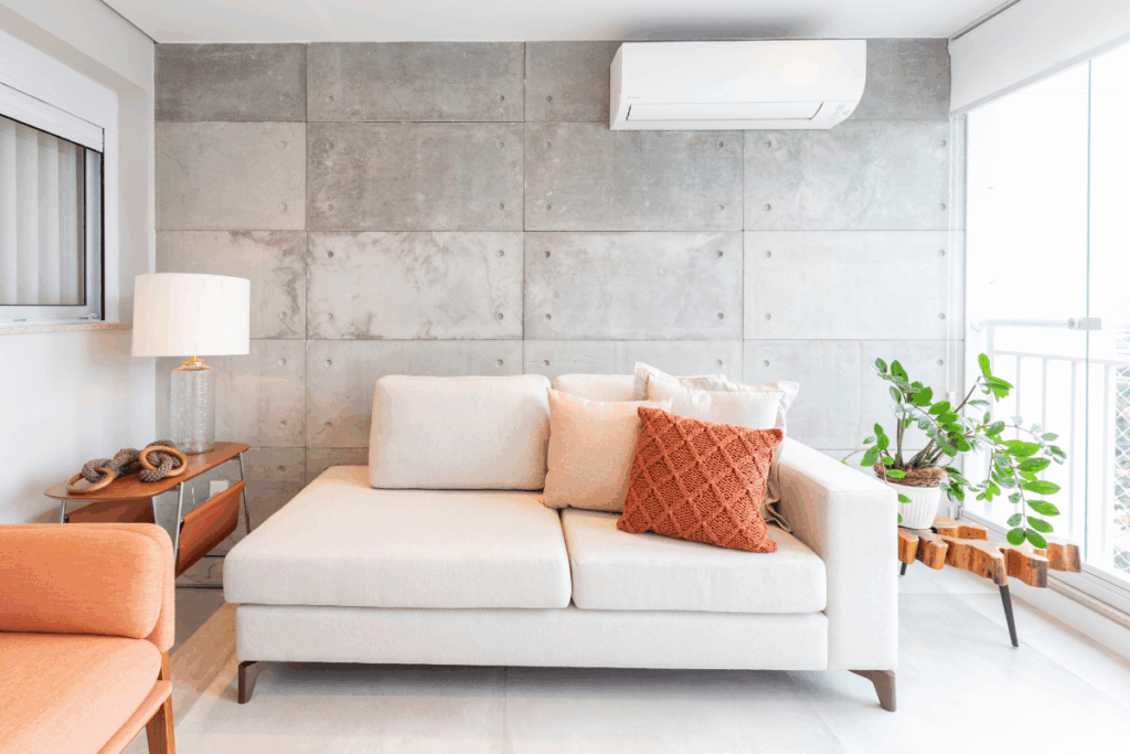 A escolha de espécies específicas permite um cultivo afetivo, em que cada planta reflete a personalidade e a rotina dos moradores (Projeto: Daniela Funari Arquitetura | Imagem: Mariana Camargo)