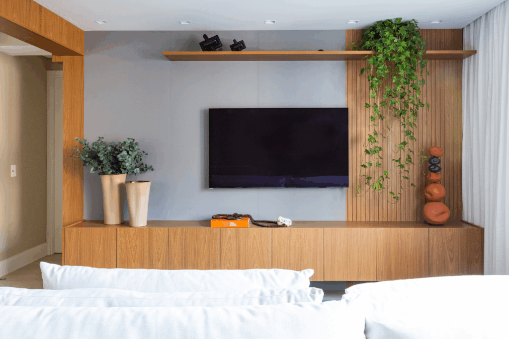 As plantas pendentes exploram a verticalidade e criam cascatas naturais que valorizam o mobiliário (Projeto: Daniela Funari Arquitetura | Imagem: Mariana Camargo)