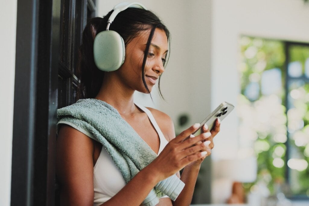 As redes sociais reforçam padrões estéticos irreias e alimentam comparações que impactam o bem-estar emocional (Imagem: PeopleImages | Shutterstock)