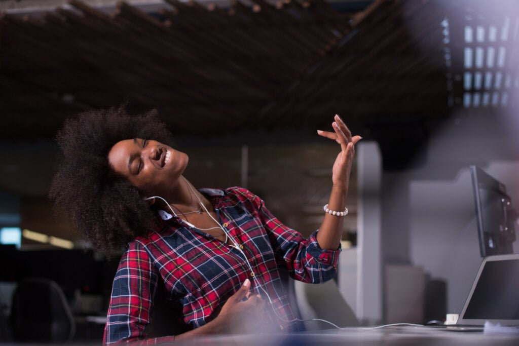 Escolher músicas que despertam boas sensações pode ser um gesto simples de cuidado emocional (Imagem: dotshock | Shutterstock) 