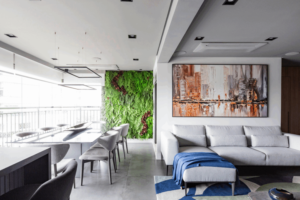 Jardins verticais tornam a vegetação a protagonista do ambiente e garantem frescor à área social  (Projeto: Daniela Funari Arquitetura | Imagem: Mariana Camargo)