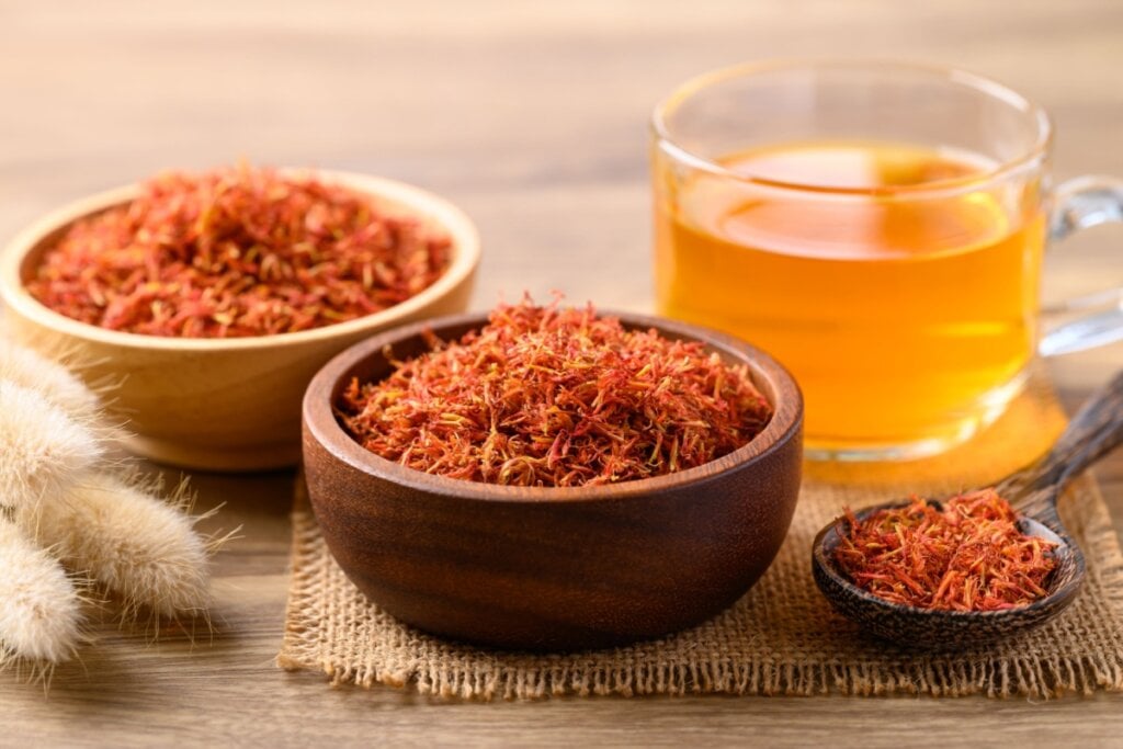 O cártamo tem, em sua composição, vitamina E, conhecida por sua ação antioxidante (Imagem: Nungning20 | Shutterstock)