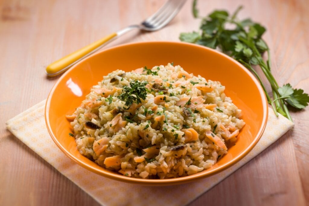 Risoto de salmão (Imagem: marco mayer | Shutterstock)