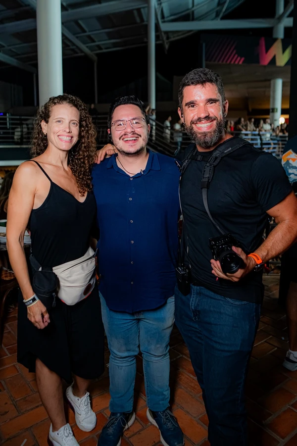 Kelvin Fuentes entre os fotógrafos Nathalie Oliveira e Tiago Montes