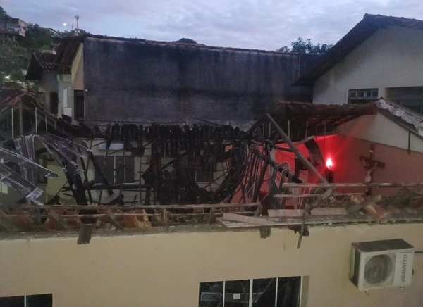 Os prejuízos materiais da igreja estão sendo levantados