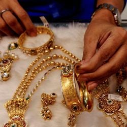 O preço do ouro subiu acima de US$ 5 mil por onça pela primeira vez na história, com os investidores buscando segurança em meio às incertezas políticas e econômicas. Mas o ouro realmente é um porto seguro?