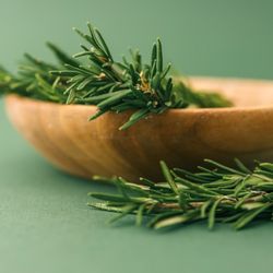 Veja como essa erva aromática, popularmente utilizada na culinária, também favorece o bem-estar