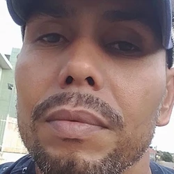 Tiago Gonçalves, de 43 anos, estava saindo de casa de bicicleta quando foi surpreendido pelos disparos