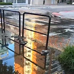 Problema ocorre desde a tarde de segunda-feira (26) e atingiu também a faixa de pedestres na Praia do Canto; há suspeita de que a água seja esgoto