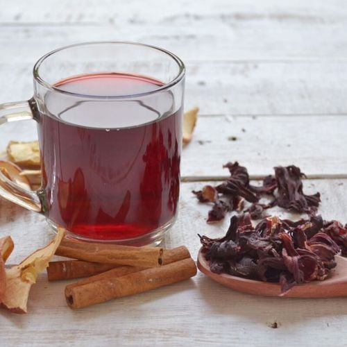 Imagem - Chá de hibisco: 8 receitas para ajudar a emagrecer